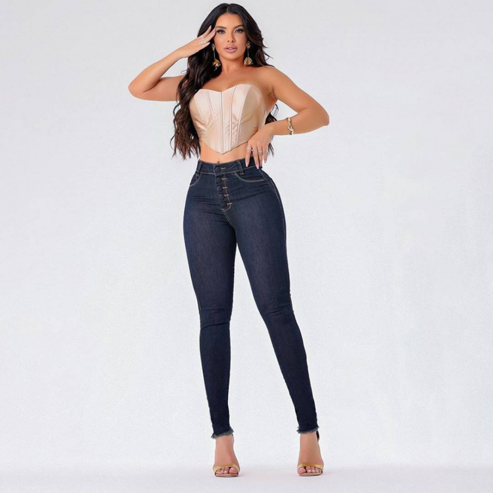 Foto: Calça jeans reta é mais elegante que a skinny, e compensa o volume do  top - Purepeople