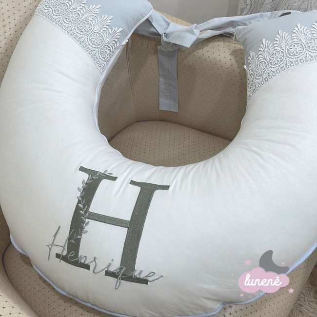 Almofada de Amamentação Personalizada Glamour Baby Branco e Cinza 200 Fios