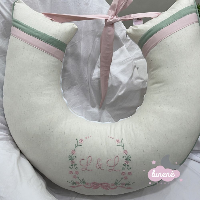 Almofada de Amamentação Personalizada Linho Florence Verde e Rosê 200 Fios