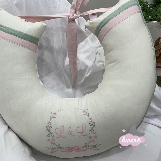 Almofada de Amamentação Personalizada Linho Florence Verde e Rosê 200 Fios