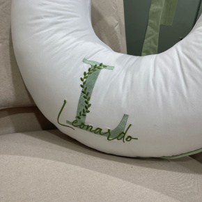 Almofada de Amamentação Personalizada Folhas Baby Branco e Verde 200 Fios