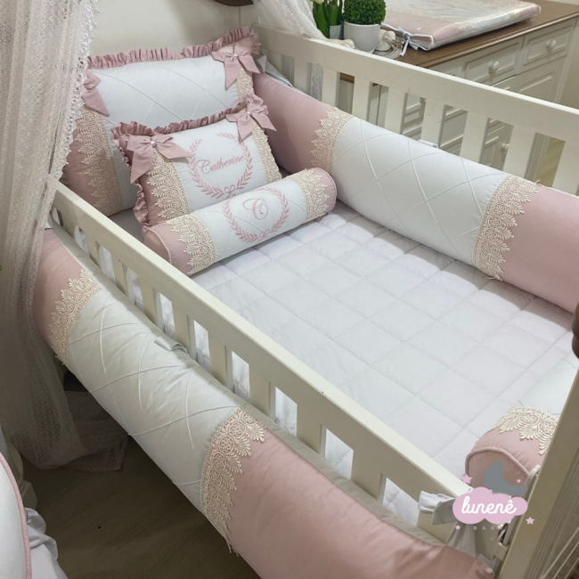 Enxoval de Berço Personalizado 08 Peças Glamour Baby Rosê com Laterais Planas 200 Fios