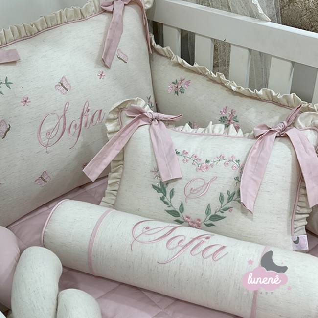Enxoval de Berço Personalizado 08 Peças Primavera Linho e Rosa 200 Fios Coração Florido