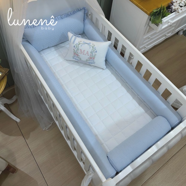 Enxoval de Berço Floral Jardim Encantado Xadrez Azul 10 Peças com Almofada de Amamentação e Trocador de Cômoda