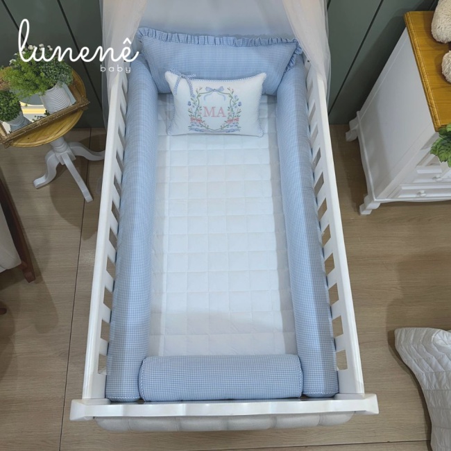 Enxoval de Berço Floral Jardim Encantado Xadrez Azul 10 Peças com Almofada de Amamentação e Trocador de Cômoda