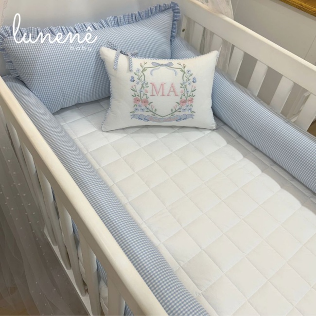Enxoval de Berço Floral Jardim Encantado Xadrez Azul 10 Peças com Almofada de Amamentação e Trocador de Cômoda