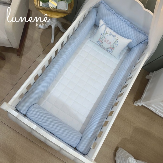 Enxoval de Berço Floral Jardim Encantado Xadrez Azul 10 Peças com Almofada de Amamentação e Trocador de Cômoda
