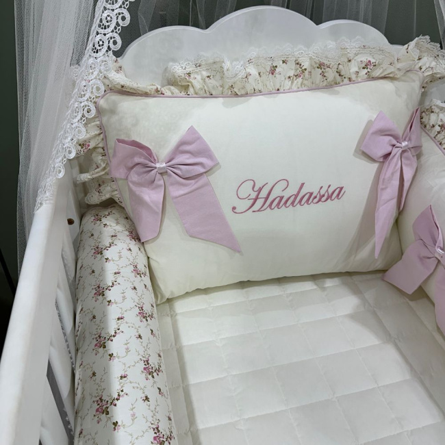 Enxoval de Berço Personalizado 07 Peças Meus Amores Ursa Beijo Florence e Rosa c/ Rolo
