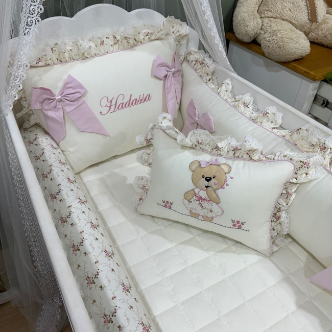 Enxoval de Berço Personalizado 07 Peças Meus Amores Ursa Beijo Florence e Rosa c/ Rolo