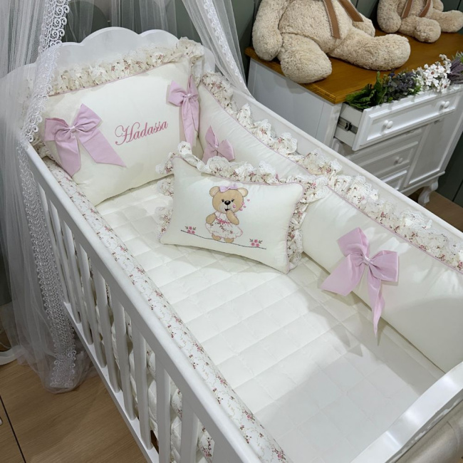Enxoval de Berço Personalizado 07 Peças Meus Amores Ursa Beijo Florence e Rosa c/ Rolo