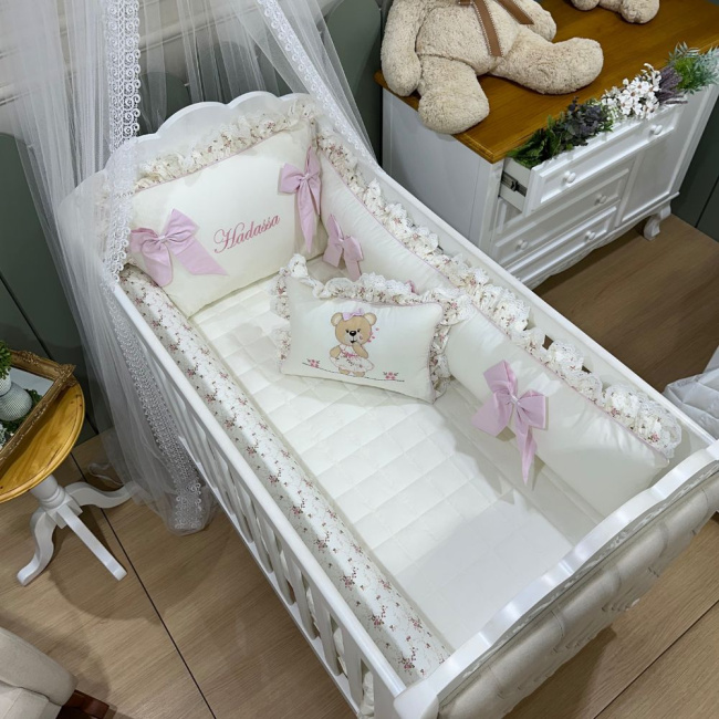 Enxoval de Berço Personalizado 07 Peças Meus Amores Ursa Beijo Florence e Rosa c/ Rolo