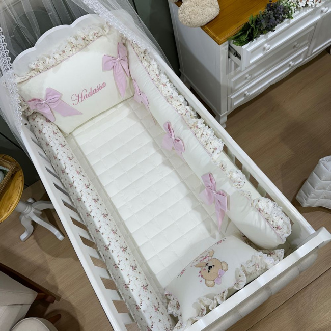 Enxoval de Berço Personalizado 07 Peças Meus Amores Ursa Beijo Florence e Rosa c/ Rolo