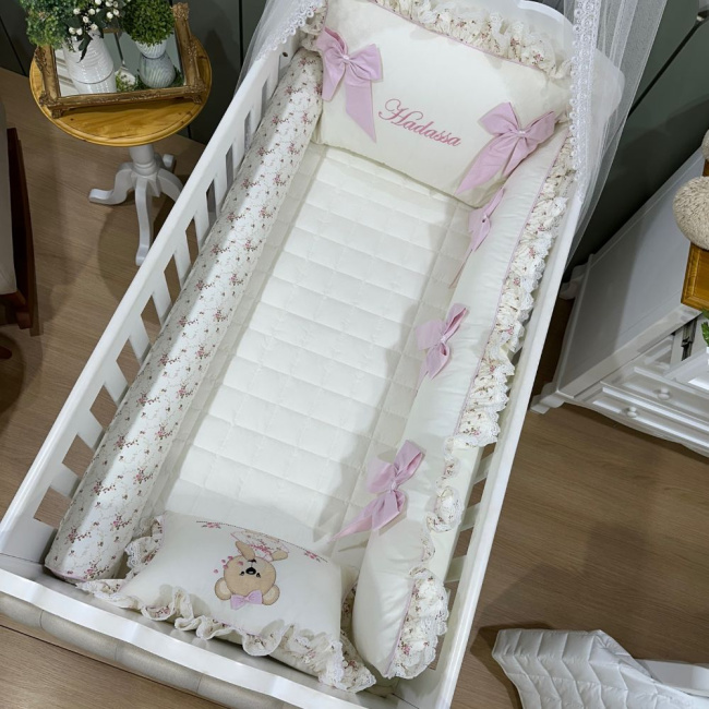 Enxoval de Berço Personalizado 07 Peças Meus Amores Ursa Beijo Florence e Rosa c/ Rolo
