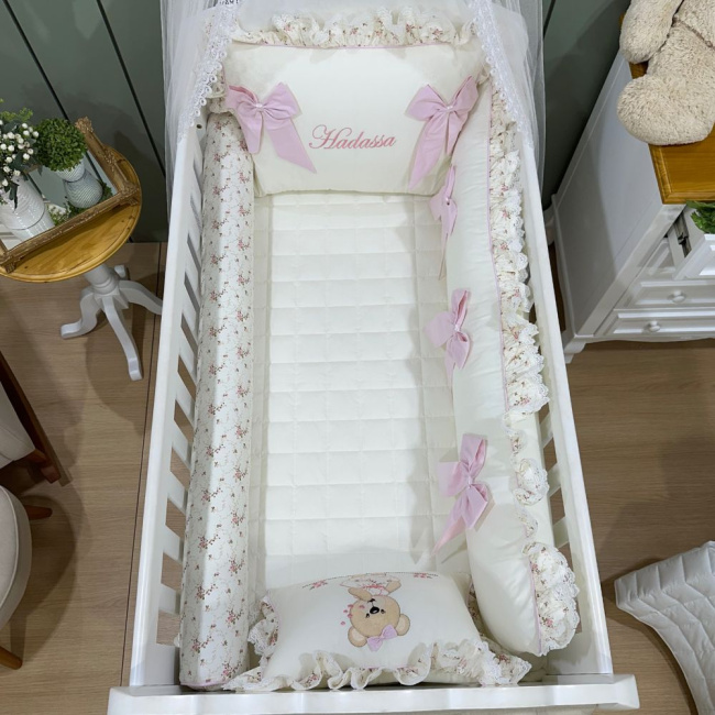 Enxoval de Berço Personalizado 07 Peças Meus Amores Ursa Beijo Florence e Rosa c/ Rolo