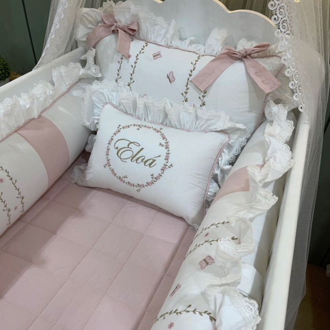 Enxoval de Berço Personalizado 08 Peças 200 Fios Ana Julia Branco e Rosê