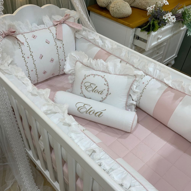 Enxoval de Berço Personalizado 08 Peças 200 Fios Ana Julia Branco e Rosê