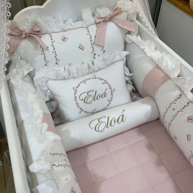 Enxoval de Berço Personalizado 08 Peças 200 Fios Ana Julia Branco e Rosê