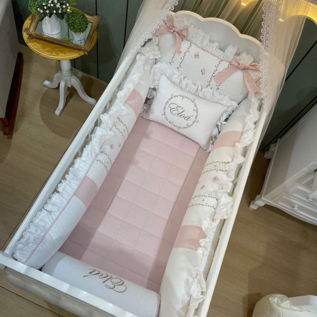 Enxoval de Berço Personalizado 08 Peças 200 Fios Ana Julia Branco e Rosê