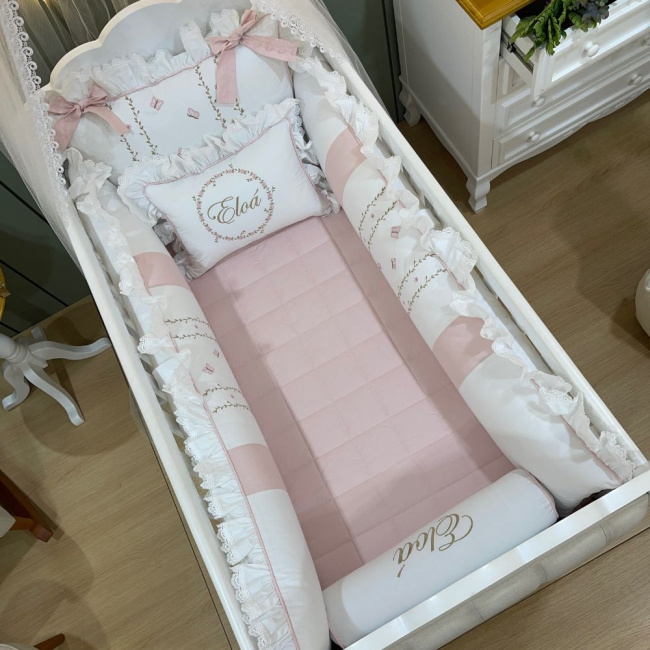 Enxoval de Berço Personalizado 08 Peças 200 Fios Ana Julia Branco e Rosê