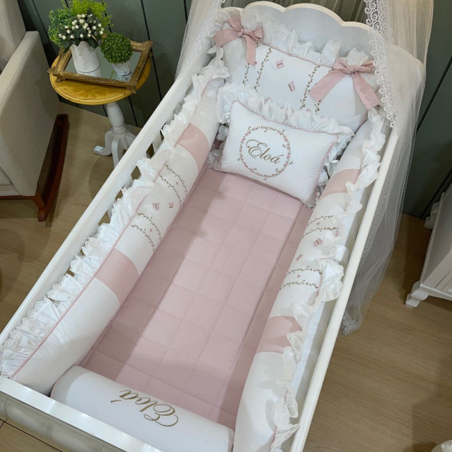 Enxoval de Berço Personalizado 08 Peças 200 Fios Ana Julia Branco e Rosê