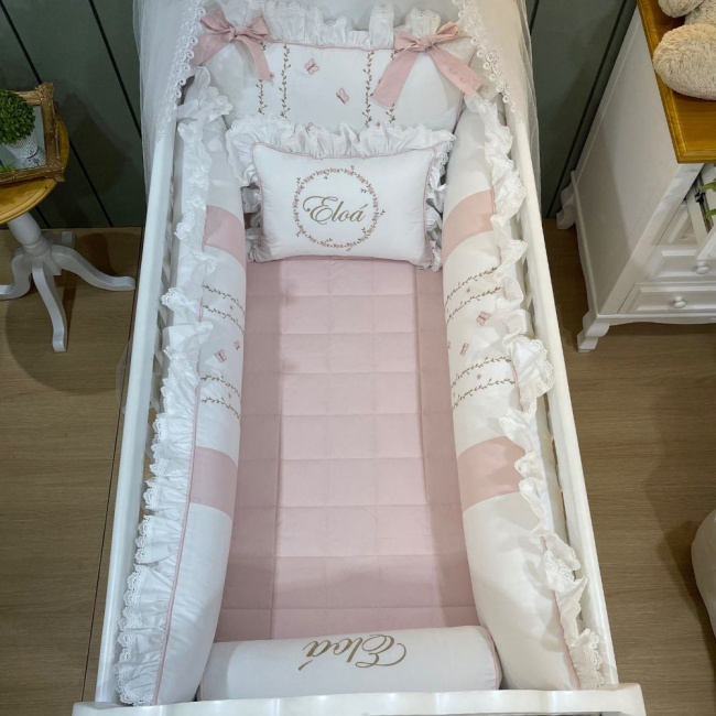 Enxoval de Berço Personalizado 08 Peças 200 Fios Ana Julia Branco e Rosê