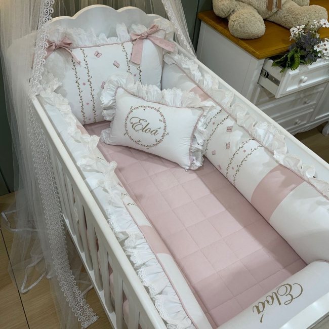 Enxoval de Berço Personalizado 08 Peças 200 Fios Ana Julia Branco e Rosê