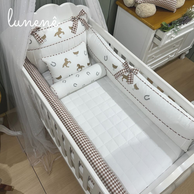 Enxoval de Berço Personalizado 08 Peças Cavalinho Xadrez Cáqui 200 Fios