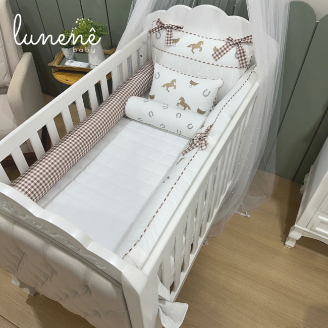 Enxoval de Berço Personalizado 08 Peças Cavalinho Xadrez Cáqui 200 Fios