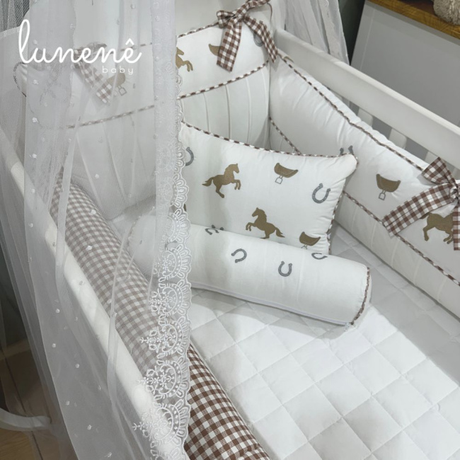 Enxoval de Berço Personalizado 08 Peças Cavalinho Xadrez Cáqui 200 Fios