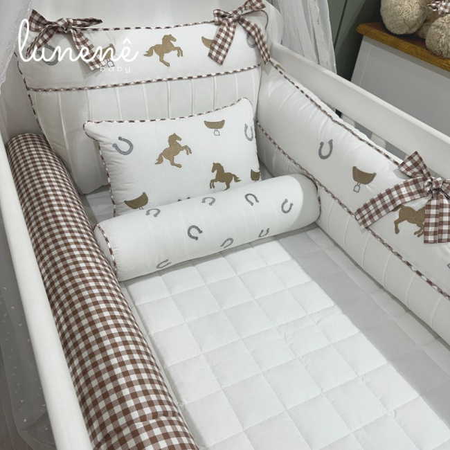 Enxoval de Berço Personalizado 08 Peças Cavalinho Xadrez Cáqui 200 Fios