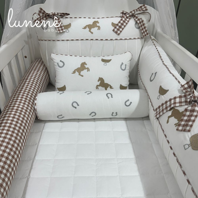 Enxoval de Berço Personalizado 08 Peças Cavalinho Xadrez Cáqui 200 Fios