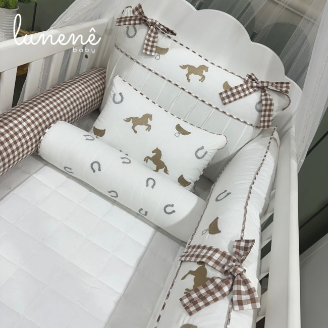 Enxoval de Berço Personalizado 08 Peças Cavalinho Xadrez Cáqui 200 Fios