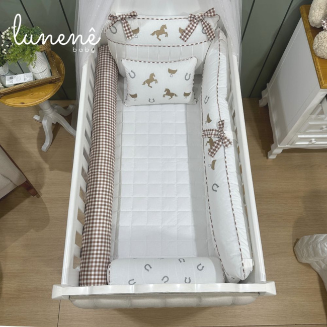 Enxoval de Berço Personalizado 08 Peças Cavalinho Xadrez Cáqui 200 Fios