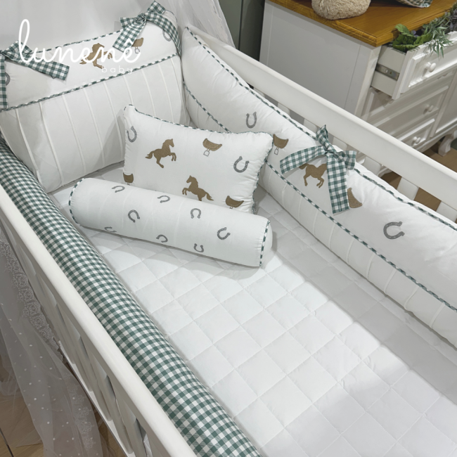 Enxoval de Berço Personalizado 08 Peças Cavalinho Xadrez Verde 200 Fios