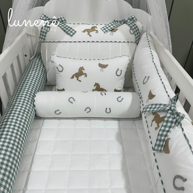 Enxoval de Berço Personalizado 08 Peças Cavalinho Xadrez Verde 200 Fios