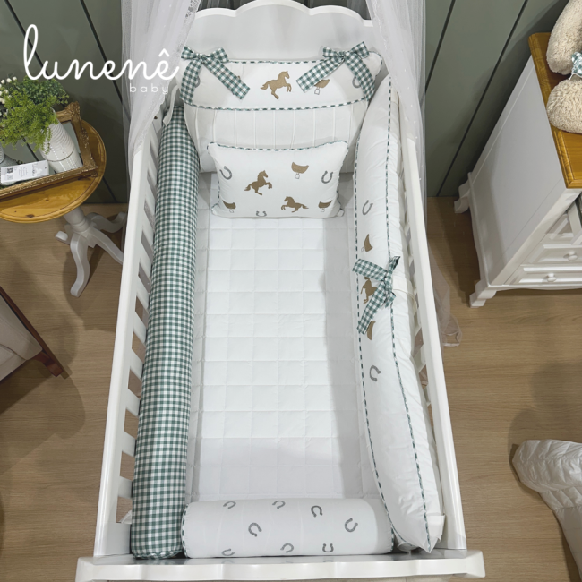 Enxoval de Berço Personalizado 08 Peças Cavalinho Xadrez Verde 200 Fios