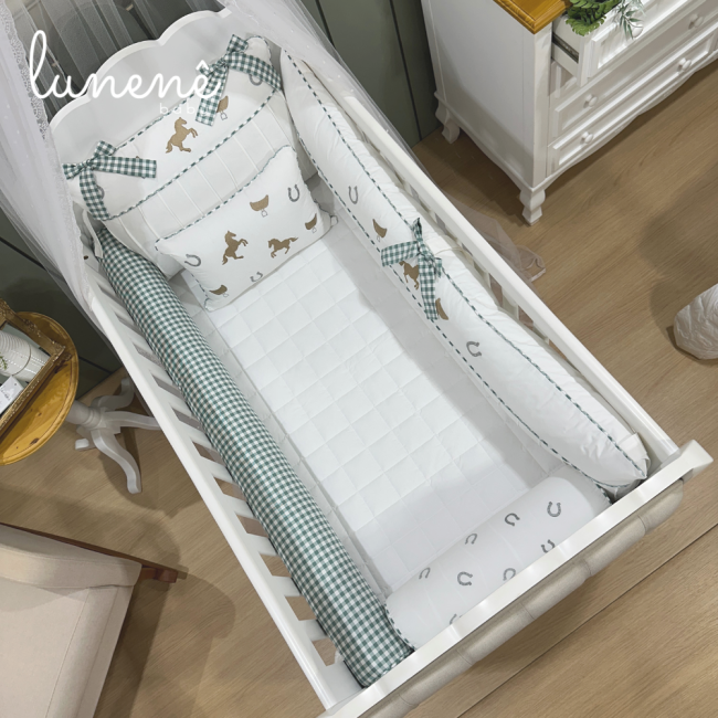 Enxoval de Berço Personalizado 08 Peças Cavalinho Xadrez Verde 200 Fios