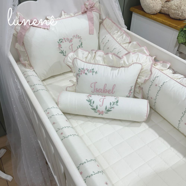 Enxoval de Berço Personalizado 08 Peças Coração Florido 200 Fios com lateral e rolo