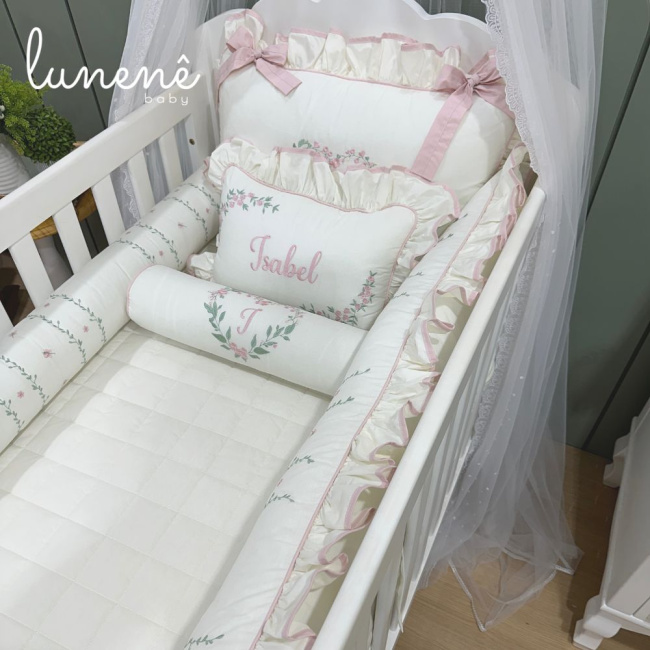 Enxoval de Berço Personalizado 08 Peças Coração Florido 200 Fios com lateral e rolo