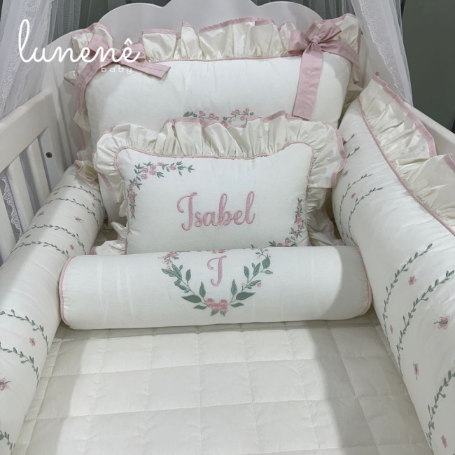 Enxoval de Berço Personalizado 08 Peças Coração Florido 200 Fios com lateral e rolo