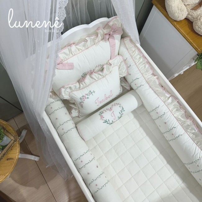 Enxoval de Berço Personalizado 08 Peças Coração Florido 200 Fios com lateral e rolo