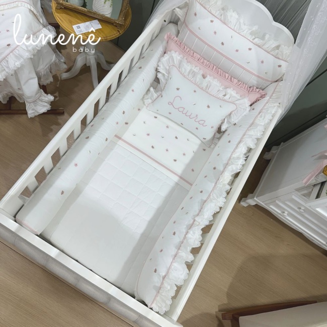 Enxoval de Berço Personalizado 09 Peças Borboletas Rose Laura com Nome do Bebê