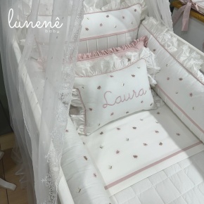 Enxoval de Berço Personalizado 09 Peças Borboletas Rose Laura com Nome do Bebê