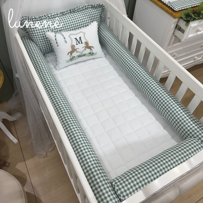Enxoval de Berço Personalizado Cavalinho Xadrez Verde 10 Peças com Almofada Amamentação e Trocador