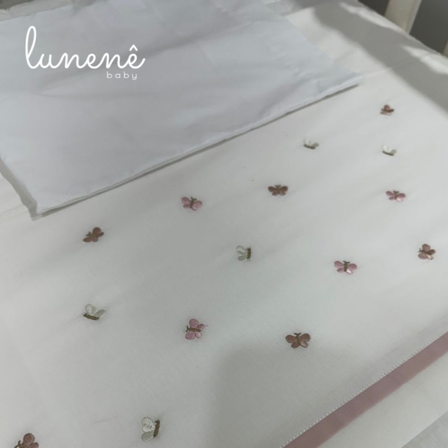 Lençol de Berço 03 Peças Borboletas Rose Laura com Nome do Bebê