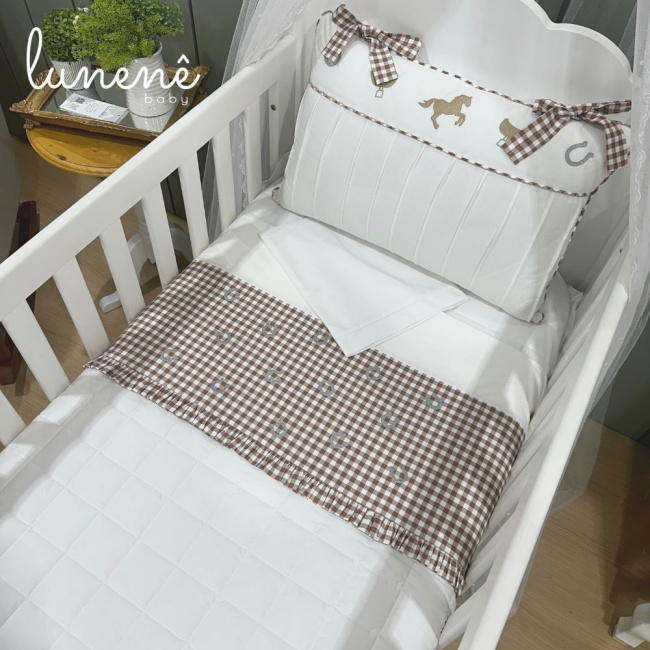 Lençol de Berço 03 Peças Cavalinho Xadrez Cáqui 200 Fios