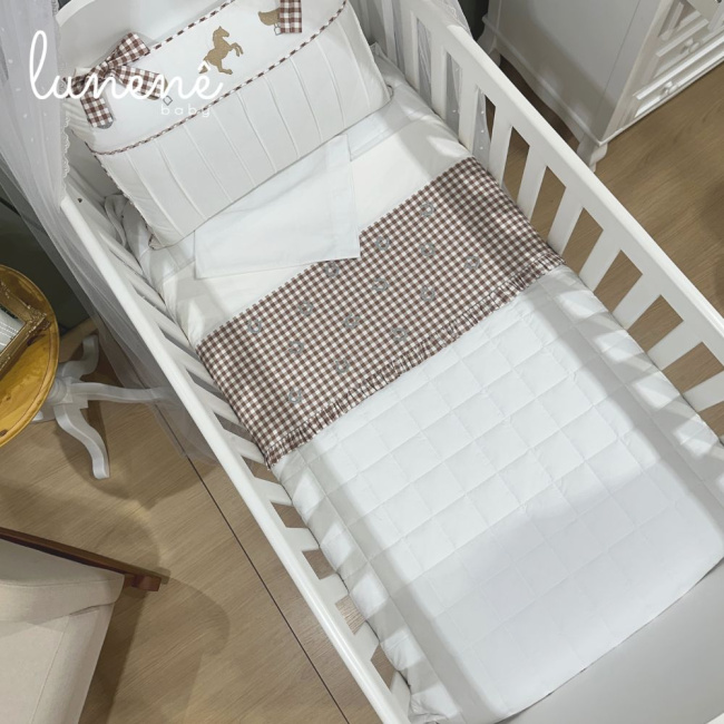 Lençol de Berço 03 Peças Cavalinho Xadrez Cáqui 200 Fios