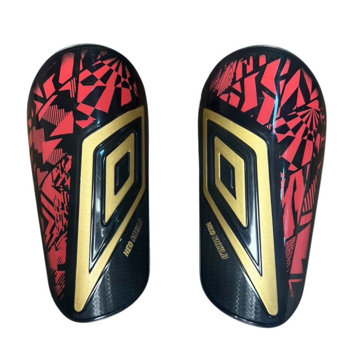 Caneleira Umbro Neo Shield Guard NC Preto-Dourado