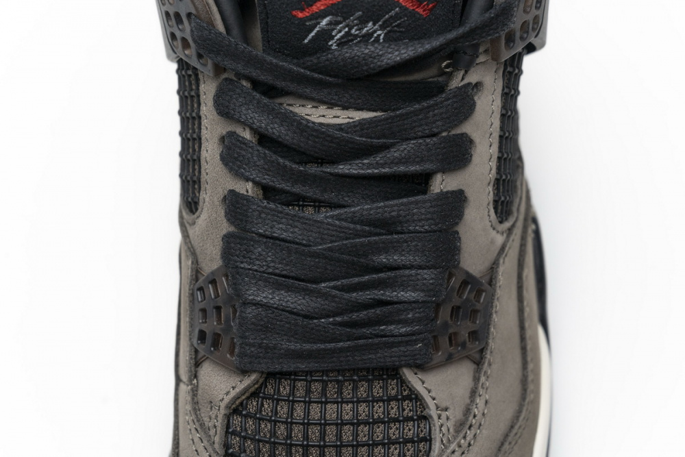 Travis scott best sale jordan 4 bred