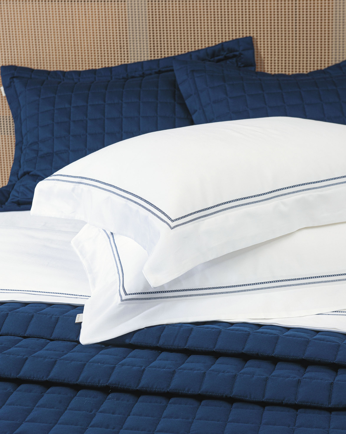 Daily Roupa de Cama - King - Percal 300 Fios - Acetinado - 4 Peças - Branco/Azul Marinho